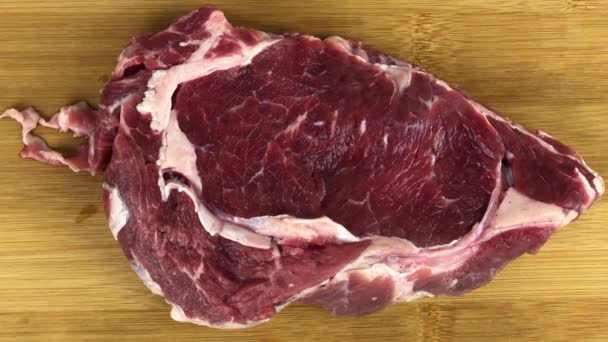 生鱼片排骨肉片放在家里厨房的木板上 美味的新鲜牛排 准备烹调 未煮熟的牛肉片 晚餐用 — 图库视频影像