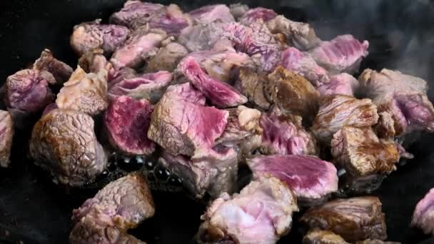 Smażenie Mięsa Patelni Zwolnionym Tempie Klip Filmowy Pyszny Filet Wołowiny — Wideo stockowe