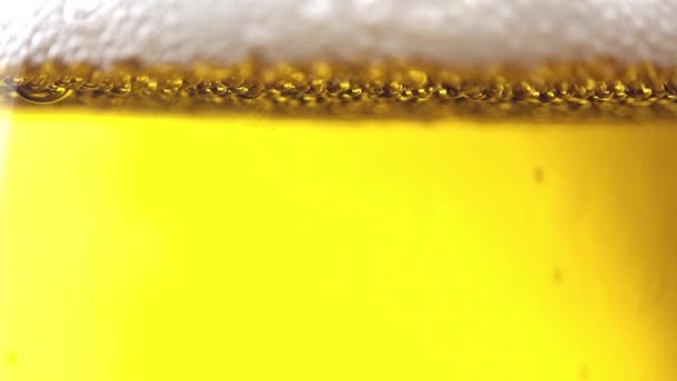 Cerveza Lager Dorada Filmada Cámara Lenta Video Clip — Vídeo de stock