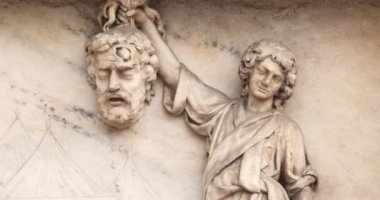 Duomo di Milano 'nun dış görüntüsü yakından çekildi.