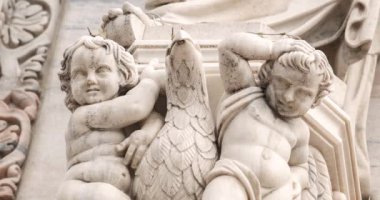 Duomo di Milano 'nun dış görüntüsü yakından çekildi.