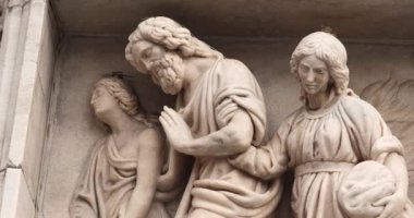 Duomo di Milano 'nun dış görüntüsü yakından çekildi.