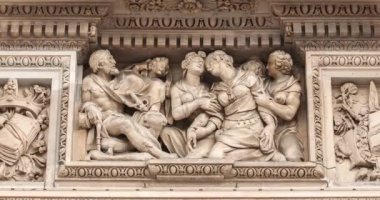 Duomo di Milano 'nun dış görüntüsü yakından çekildi.