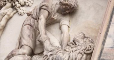 Duomo di Milano 'nun dış görüntüsü yakından çekildi.