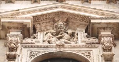 Duomo di Milano 'nun dış görüntüsü yakından çekildi.