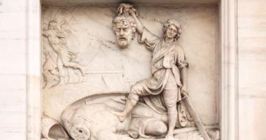 Duomo di Milano 'nun dış görüntüsü yakından çekildi.