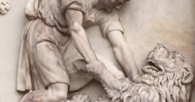 Duomo di Milano 'nun dış görüntüsü yakından çekildi.