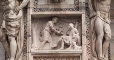 Duomo di Milano 'nun dış görüntüsü yakından çekildi.
