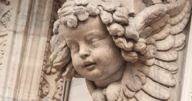 Duomo di Milano 'nun dış görüntüsü yakından çekildi.