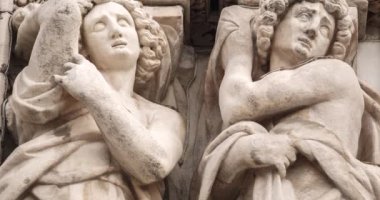 Duomo di Milano 'nun dış görüntüsü yakından çekildi.