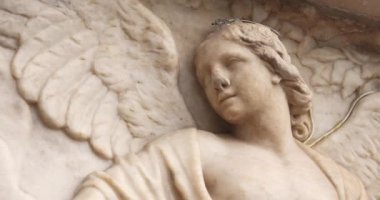 Duomo di Milano 'nun dış görüntüsü yakından çekildi.