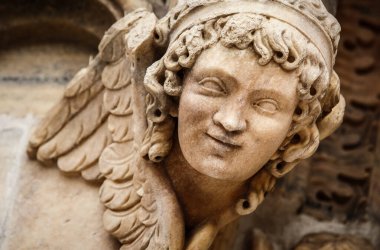 Ayrıntılı olarak Duomo di Milano. Milano 'nun merkezindeki ana İtalyan Katolik kilisesi cephesi beyaz mermer taştan inşa edilmiş. İtalya' daki ana Hıristiyan tapınağı, popüler turizm simgesi.