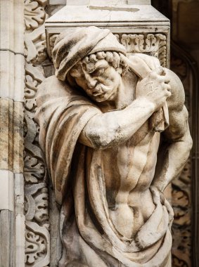 Ayrıntılı olarak Duomo di Milano. Milano 'nun merkezindeki ana İtalyan Katolik kilisesi cephesi beyaz mermer taştan inşa edilmiş. İtalya' daki ana Hıristiyan tapınağı, popüler turizm simgesi.