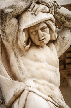 Ayrıntılı olarak Duomo di Milano. Milano 'nun merkezindeki ana İtalyan Katolik kilisesi cephesi beyaz mermer taştan inşa edilmiş. İtalya' daki ana Hıristiyan tapınağı, popüler turizm simgesi.