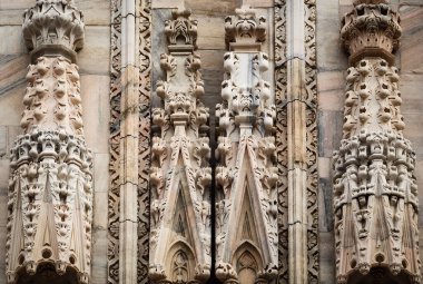 Ayrıntılı olarak Duomo di Milano. Milano 'nun merkezindeki ana İtalyan Katolik kilisesi cephesi beyaz mermer taştan inşa edilmiş. İtalya' daki ana Hıristiyan tapınağı, popüler turizm simgesi.