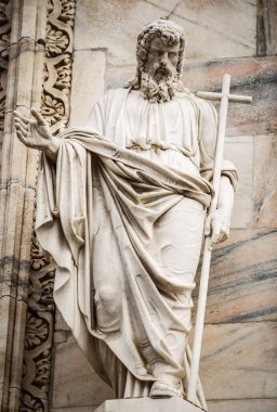 Ayrıntılı olarak Duomo di Milano. Milano 'nun merkezindeki ana İtalyan Katolik kilisesi cephesi beyaz mermer taştan inşa edilmiş. İtalya' daki ana Hıristiyan tapınağı, popüler turizm simgesi.