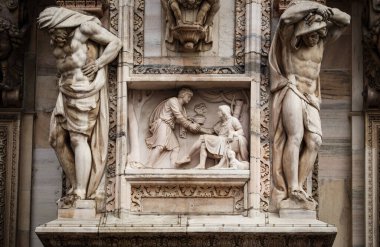 Ayrıntılı olarak Duomo di Milano. Milano 'nun merkezindeki ana İtalyan Katolik kilisesi cephesi beyaz mermer taştan inşa edilmiş. İtalya' daki ana Hıristiyan tapınağı, popüler turizm simgesi.