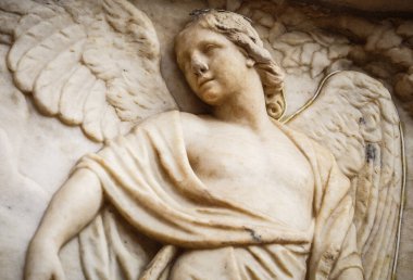 Ayrıntılı olarak Duomo di Milano. Milano 'nun merkezindeki ana İtalyan Katolik kilisesi cephesi beyaz mermer taştan inşa edilmiş. İtalya' daki ana Hıristiyan tapınağı, popüler turizm simgesi.