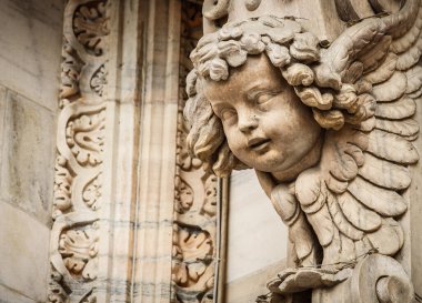 Ayrıntılı olarak Duomo di Milano. Milano 'nun merkezindeki ana İtalyan Katolik kilisesi cephesi beyaz mermer taştan inşa edilmiş. İtalya' daki ana Hıristiyan tapınağı, popüler turizm simgesi.