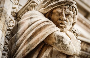 Ayrıntılı olarak Duomo di Milano. Milano 'nun merkezindeki ana İtalyan Katolik kilisesi cephesi beyaz mermer taştan inşa edilmiş. İtalya' daki ana Hıristiyan tapınağı, popüler turizm simgesi.