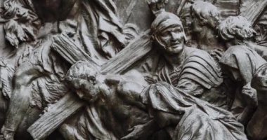 İtalya 'daki ana Hıristiyan Katolik kilisesi Duomo di Milano' nun ana giriş kapısında İsa heykeli ve iki haydut filme alındı.
