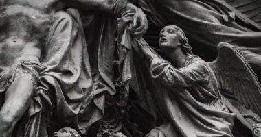 İtalya 'daki ana Hıristiyan Katolik kilisesi Duomo di Milano' nun ana giriş kapısında İsa heykeli ve iki haydut filme alındı.