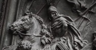 İtalya 'daki ana Hıristiyan Katolik kilisesi Duomo di Milano' nun ana giriş kapısında İsa heykeli ve iki haydut filme alındı.