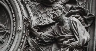 İtalya 'daki ana Hıristiyan Katolik kilisesi Duomo di Milano' nun ana giriş kapısında İsa heykeli ve iki haydut filme alındı.