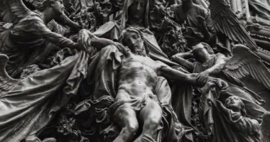 İtalya 'daki ana Hıristiyan Katolik kilisesi Duomo di Milano' nun ana giriş kapısında İsa heykeli ve iki haydut filme alındı.