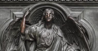 İtalya 'daki ana Hıristiyan Katolik kilisesi Duomo di Milano' nun ana giriş kapısında İsa heykeli ve iki haydut filme alındı.