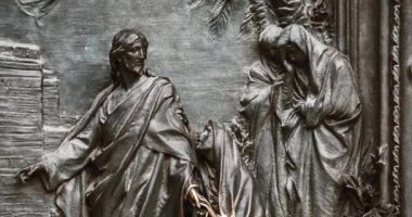 İtalya 'daki ana Hıristiyan Katolik kilisesi Duomo di Milano' nun ana giriş kapısında İsa heykeli ve iki haydut filme alındı.