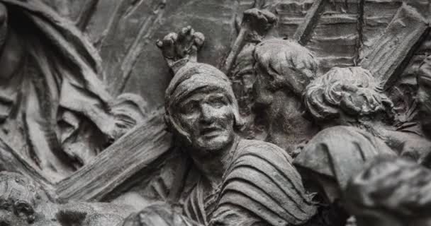 在意大利主要基督教天主教堂Duomo Milano的正门附近拍摄了被残忍对待的耶稣和两名罪犯的雕像 — 图库视频影像