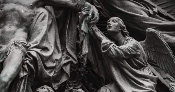 Statyer Korsfäst Jesus Och Två Kriminella Banditer Filmade Nära Håll — Stockvideo