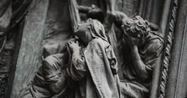 Statyer Korsfäst Jesus Och Två Kriminella Banditer Filmade Nära Håll — Stockvideo