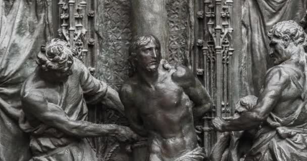 Статуи Распятого Иисуса Двух Преступных Бандитов Сняты Вблизи Главных Входных — стоковое видео