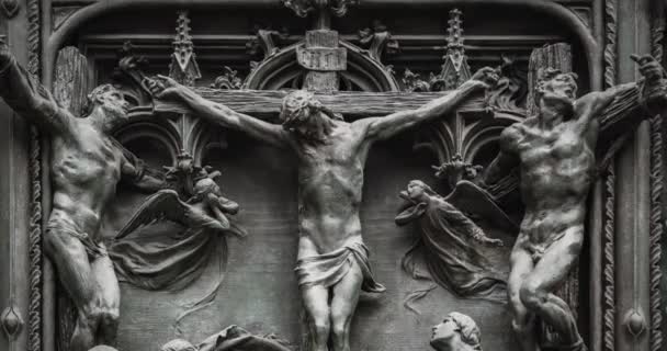 Estatuas Jesús Crucificado Dos Bandidos Criminales Filmados Primer Plano Puerta — Vídeos de Stock