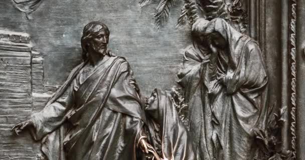 นของพระเยซ กบดขย และโจรอาชญากรสองคนถ ายภาพใกล ประต ทางเข าหล กของ Duomo Milano — วีดีโอสต็อก