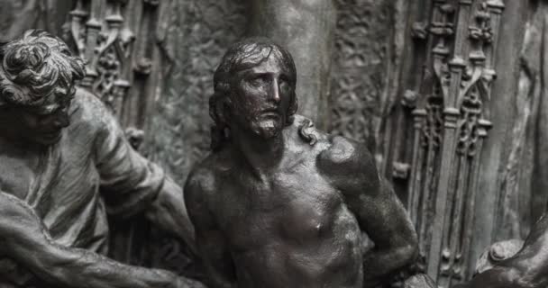 Статуи Распятого Иисуса Двух Преступных Бандитов Сняты Вблизи Главных Входных — стоковое видео