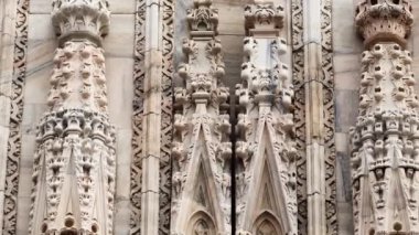 Duomo di Milano 'nun dış görüntüsü yakından çekildi. İtalya' daki ana Hıristiyan Katolik Kilisesi cephesinde mermer taş heykeller.