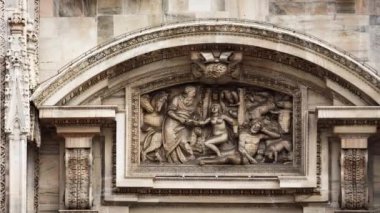 Duomo di Milano 'nun dış görüntüsü yakından çekildi. İtalya' daki ana Hıristiyan Katolik Kilisesi cephesinde mermer taş heykeller.
