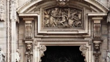 Duomo di Milano 'nun dış görüntüsü yakından çekildi. İtalya' daki ana Hıristiyan Katolik Kilisesi cephesinde mermer taş heykeller.