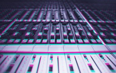 Konser için profesyonel sahne ses mikseri. 3D stereo efektli düzenlenmiş stüdyo ekipmanı. Klasik anaglyph filtresi.