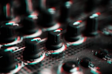 3D stereo efektli DJ ses karıştırıcı illüstrasyonu. Klasik anaglyph filtresiyle düzenlenmiş profesyonel sahne ses ekipmanı. Gece kulübü partisinde disk jokeyi karıştırıcı denetleyici