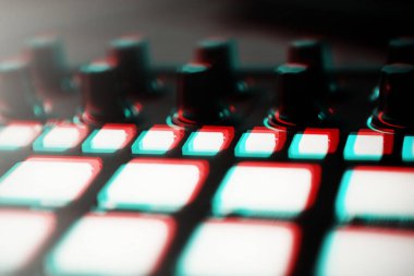 Hip hop müzik yapımcısı 3d stereo efekt ile işlendi. Profesyonel dijital müzik parçaları düzenleyici güvertesi retro anaglyph filtresiyle düzenlendi. Midi aygıtındaki tuşlara basın.