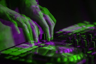 3D stereo efektli DJ ses karıştırıcı illüstrasyonu. Klasik anaglyph filtresiyle düzenlenmiş profesyonel sahne ses ekipmanı. Gece kulübü partisinde disk jokeyi karıştırıcı denetleyici