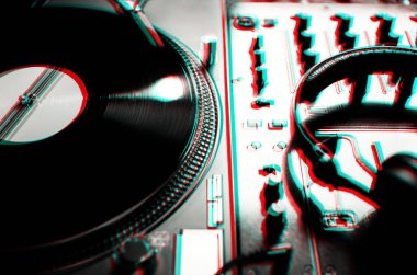 3d stereo efektli klasik dj tun tablo oynatıcısı. Retro anaglyph filtresi ve eski analog disk jokey pikabı sahne kulübünde.. 