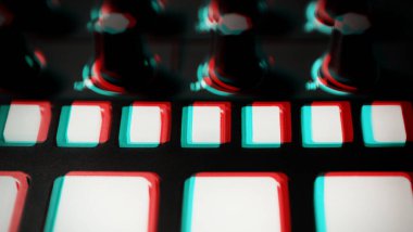 Hip hop müzik yapımcısı 3d stereo efekt ile işlendi. Profesyonel dijital müzik parçaları düzenleyici güvertesi retro anaglyph filtresiyle düzenlendi. Midi aygıtındaki tuşlara basın.