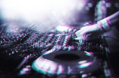 Profesyonel DJ gece kulübünde partide müzik çalıyor.