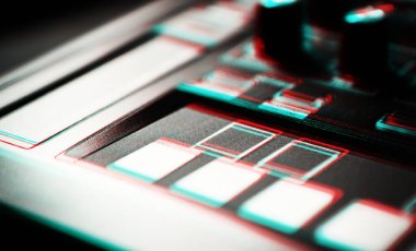 Partide yeni müzik ve ses efektleri oluşturmak için Dj midi denetleyici aygıtı. Sentezleyici destesiyle dijital müzik parçaları oluşturun. 3d stereo efekt ile düzenlenmiş ses ekipmanları