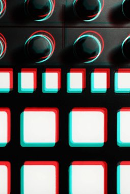 Hip hop müzik yapımcısı 3d stereo efekt ile işlendi. Profesyonel dijital müzik parçaları düzenleyici güvertesi retro anaglyph filtresiyle düzenlendi. Midi aygıtındaki tuşlara basın.